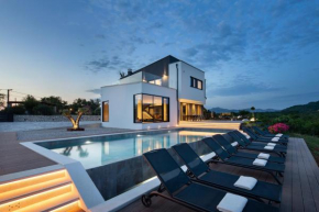 Beautiful Villa Carbon Residence